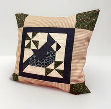 Lade das Bild in den Galerie-Viewer, Patchwork Kissenhülle, Landhausstil Kissenbezug,Vogel, beige/blau/grün/braun
