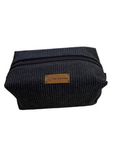 Charger l'image dans la galerie, Handgefertigte Kosmetiktasche (Boxie Bag) aus gestreiften Jeansstoff
