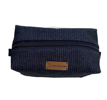 Charger l'image dans la galerie, Handgefertigte Kosmetiktasche (Boxie Bag) aus gestreiften Jeansstoff
