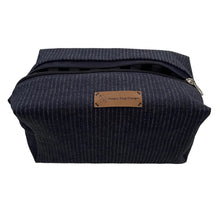 Charger l'image dans la galerie, Handgefertigte Kosmetiktasche (Boxie Bag) aus gestreiften Jeansstoff
