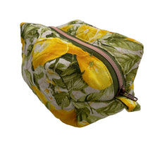 Lade das Bild in den Galerie-Viewer, Handgefertigte Kosmetiktasche (Boxie Bag) Lemon
