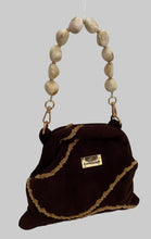 Carregar imagem no visualizador da galeria, Handgefertigte Clutch in Samt mit marmorierter Kunststoffperlenkette
