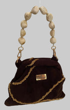 Carregar imagem no visualizador da galeria, Handgefertigte Clutch in Samt mit marmorierter Kunststoffperlenkette

