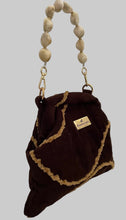 Carregar imagem no visualizador da galeria, Handgefertigte Clutch in Samt mit marmorierter Kunststoffperlenkette
