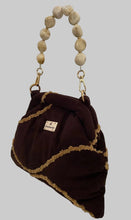 Carregar imagem no visualizador da galeria, Handgefertigte Clutch in Samt mit marmorierter Kunststoffperlenkette
