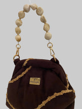 Carregar imagem no visualizador da galeria, Handgefertigte Clutch in Samt mit marmorierter Kunststoffperlenkette
