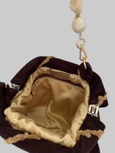 Carregar imagem no visualizador da galeria, Handgefertigte Clutch in Samt mit marmorierter Kunststoffperlenkette
