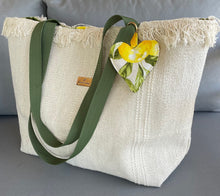 Загрузить изображение в средство просмотра галереи, Handgefertigte Strandtasche in beige, mit einem sehr schönen Innenstoff Lemon
