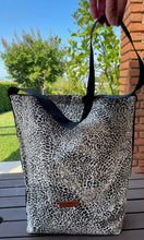 Загрузить изображение в средство просмотра галереи, Handgefertigte Tasche in Animalprint schwarz-weiß

