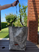 Загрузить изображение в средство просмотра галереи, Handgefertigte Tasche in Animalprint schwarz-weiß

