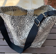 Загрузить изображение в средство просмотра галереи, Handgefertigte Tasche in Animalprint schwarz-weiß
