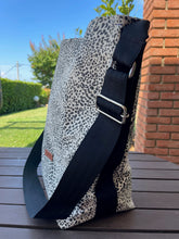 Загрузить изображение в средство просмотра галереи, Handgefertigte Tasche in Animalprint schwarz-weiß
