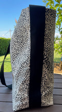 Загрузить изображение в средство просмотра галереи, Handgefertigte Tasche in Animalprint schwarz-weiß
