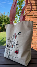 Загрузить изображение в средство просмотра галереи, Handgefertigter und handbemalter Shopper Blumenfrau

