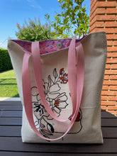 Загрузить изображение в средство просмотра галереи, Handgefertigter und handbemalter Shopper Blumenfrau
