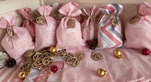 Adventskalender,Landhausstil Adventskalender zum Befüllen, 24 Säckchen zum Advent , Adventskalender Zahlen aus Holz, rosa /grau