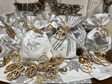 Lade das Bild in den Galerie-Viewer, Adventskalender,Landhausstil Adventskalender, Adventskalender  Säckchen zum befüllen, 24 Stoff Säckchen * grau/weiß
