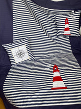 Загрузить изображение в средство просмотра галереи, Maritime Patchwork Decke, Tagesdecke, Kinderdecke, Bettüberwurf, blau/weiß 130cm x 200cm
