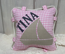 Carregar imagem no visualizador da galeria, Namenskissen, Kuschelkissen, Kissen Geburt, Kinderkissen, Segelboot  25x25cm.
