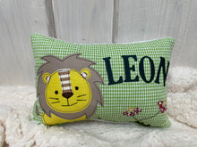 Carregar imagem no visualizador da galeria, Namenskissen, Kuschelkissen, Kissen Geburt, Kinderkissen, Löwe 20x30cm.
