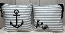 Lade das Bild in den Galerie-Viewer, Maritime Kissenhülle, Kissenbezug, Landhausstil Kissen * Krebse * grau/weiß

