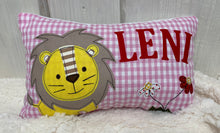 Carregar imagem no visualizador da galeria, Namenskissen, Kuschelkissen, Kissen Geburt, Kinderkissen, Löwe 20x30cm.
