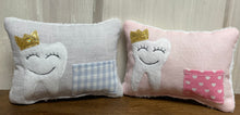 Carregar imagem no visualizador da galeria, Zahnfee Kissen / Personalisiert, Milchzahn Kissen, Zahnkissen, grau oder rosa 12x17cm.
