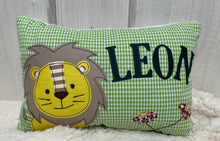 Carregar imagem no visualizador da galeria, Namenskissen, Kuschelkissen, Kissen Geburt, Kinderkissen, Löwe 20x30cm.
