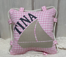 Carregar imagem no visualizador da galeria, Namenskissen, Kuschelkissen, Kissen Geburt, Kinderkissen, Segelboot  25x25cm.

