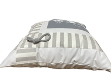 Lade das Bild in den Galerie-Viewer, Maritime Kissenhülle, Kissenbezug, Landhausstil Kissen * Leuchtturm * weiß/grau
