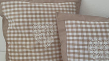 Carregar e reproduzir vídeo no visualizador da Galeria, Landhausstil Kissenhülle, Kissenbezug, beige/weiß kariertes Dekokissen
