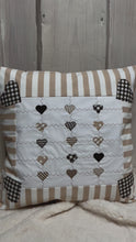 Carregar e reproduzir vídeo no visualizador da Galeria, Patchwork Kissenhülle, Landhausstil Kissenbezug, beige /weiß 40x40cm.
