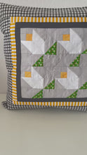 Laden und Abspielen von Videos im Galerie-Viewer, Patchwork Kissenhülle, Landhausstil Kissenbezug, grau/gelb/grün/weiß 40x40cm
