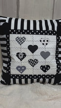 Carregar e reproduzir vídeo no visualizador da Galeria, Patchwork Kissenhülle, Landhausstil Kissenbezug, schwarz/weiß 40x40cm.
