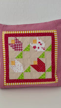 Laden und Abspielen von Videos im Galerie-Viewer, Patchwork Kissenhülle, Landhausstil Kissenbezug, beige/grün/rot 40x40cm
