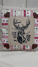 Carregar e reproduzir vídeo no visualizador da Galeria, Patchwork Kissenhülle, Landhausstil Kissenbezug * Hirsch * beige/rot 40x40cm.

