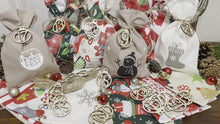 Laden und Abspielen von Videos im Galerie-Viewer, Adventskalender,Landhausstil Adventskalender zum Befüllen, 24 Säckchen zum Advent , Adventskalender Zahlen aus Holz, rot/beige/grün
