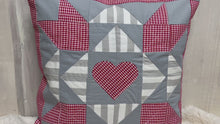 Carregar e reproduzir vídeo no visualizador da Galeria, Patchwork Kissenhülle, Landhausstil Kissenbezug, rot/grau 40x40cm.

