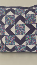 Cargar y reproducir el video en el visor de la galería, Patchwork Kissenhülle, Landhausstil Kissenbezug, blau/weiß 50x50cm.
