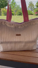 Загружайте и воспроизводите видео в средстве просмотра галереи Handgefertigte Strandtasche in beige, mit einem sehr schönen Innenstoff lila Augen Motiven
