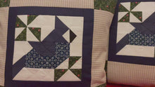 Laden und Abspielen von Videos im Galerie-Viewer, Patchwork Kissenhülle, Landhausstil Kissenbezug,Vogel, beige/blau/grün/braun
