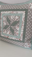 Carregar e reproduzir vídeo no visualizador da Galeria, Patchwork Kissenhülle, Landhausstil Kissenbezug, mint/beige/weiß 40x40cm.
