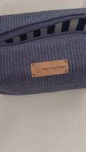 Charger et lire la vidéo dans la visionneuse de la Galerie, Handgefertigte Kosmetiktasche (Boxie Bag) aus gestreiften Jeansstoff

