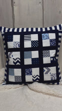 Carregar e reproduzir vídeo no visualizador da Galeria, Patchwork Kissenhülle, Landhausstil Kissenbezug, blau/weiß 40x40cm.

