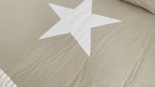 Carregar e reproduzir vídeo no visualizador da Galeria, Maritime Patchwork Decke, Tagesdecke, Kinderdecke, Bettüberwurf 130cm x 200cm beige/weiß
