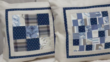 Carregar e reproduzir vídeo no visualizador da Galeria, Patchwork Kissenhülle, Landhausstil Kissenbezug, blau / creme 40x40cm.
