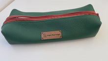 Charger et lire la vidéo dans la visionneuse de la Galerie, Federmäppchen aus Kunstleder in grün, handgefertigt ca. 26x8 cm
