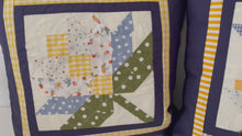 Laden und Abspielen von Videos im Galerie-Viewer, Patchwork Kissenhülle, Landhausstil Kissenbezug, blau/grün/gelb 40x40cm
