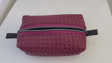 Cargar y reproducir el video en el visor de la galería, Handgefertigte Kosmetiktasche (Boxie Bag) aus optisch geflochtenem Kunstleder in Bordeauxrot
