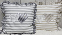 Cargar y reproducir el video en el visor de la galería, 1x Landhausstil Kissenhülle * Kissenbezug mit Rüschen  * Dekokissen * Herzen * beige/weiß
